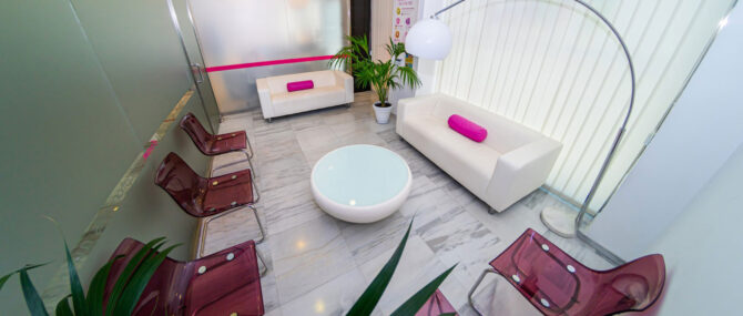 Imagen: Patient waiting area at Ovoclinic Marbella