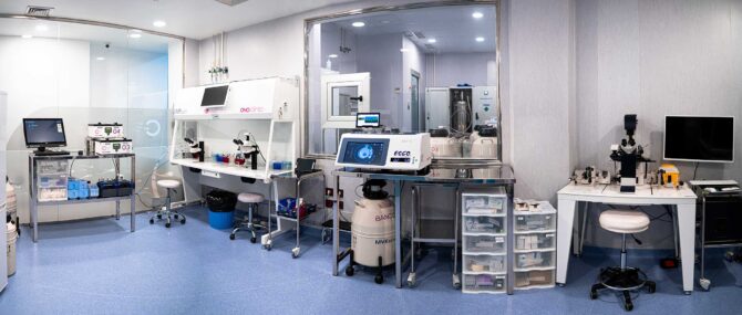 Imagen: Laboratory at Ovoclinic Marbella